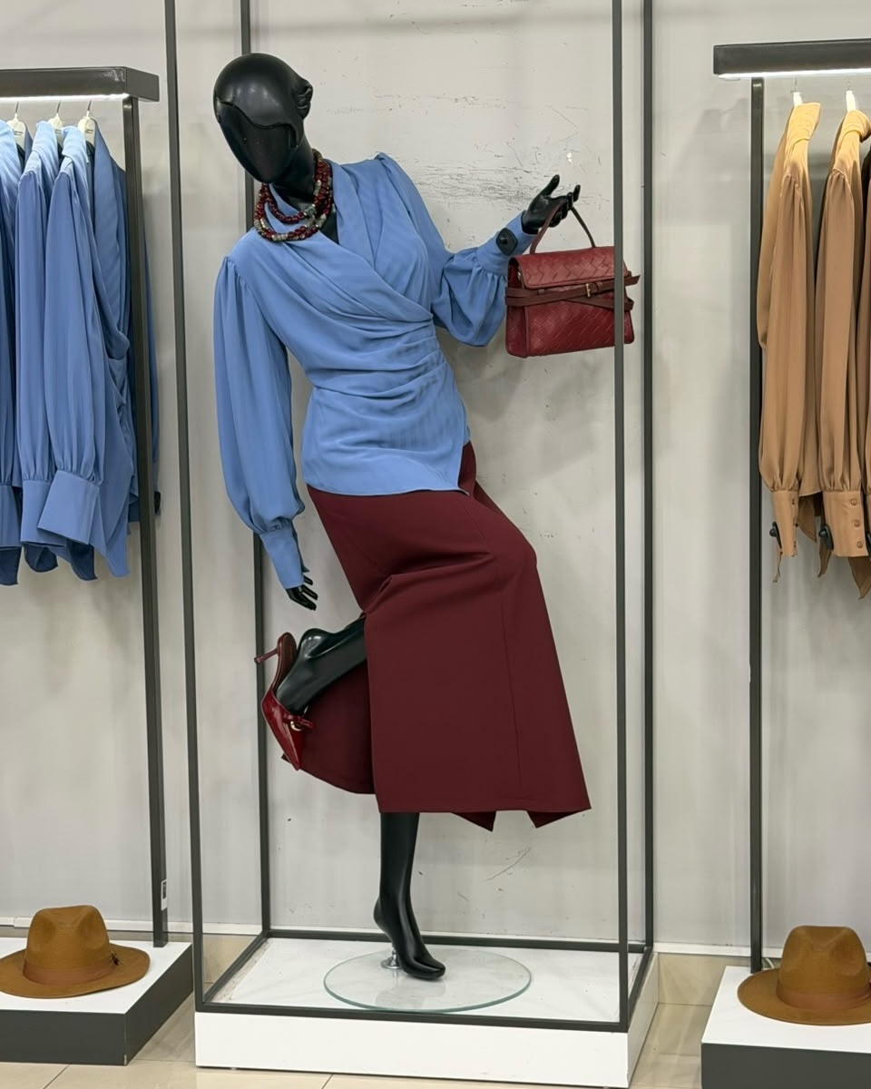 Këmishë blu dhe fund bordo midi – Drini Fashion