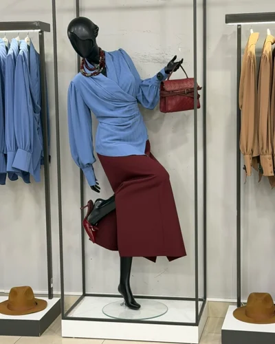 Këmishë blu dhe fund bordo midi