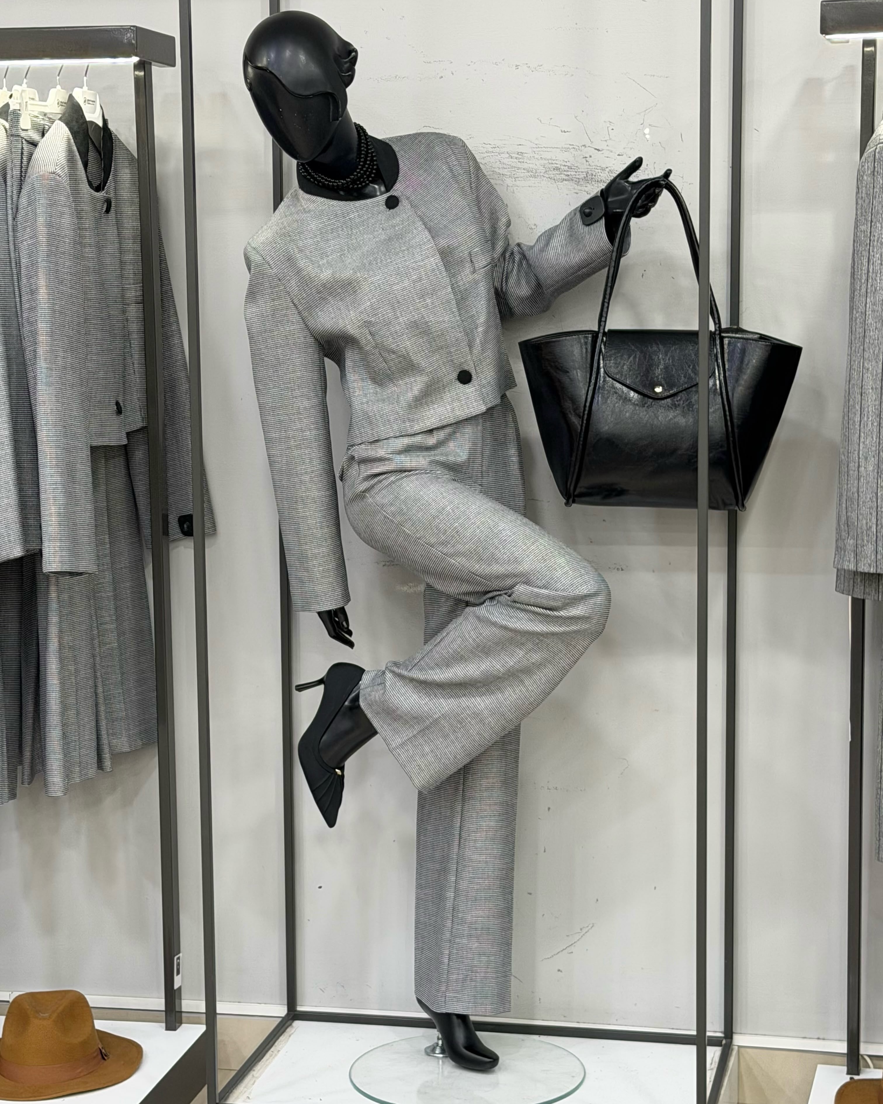 Xhaketë e zezë me vija të bardha dhe pantallona – Drini Fashion (4)