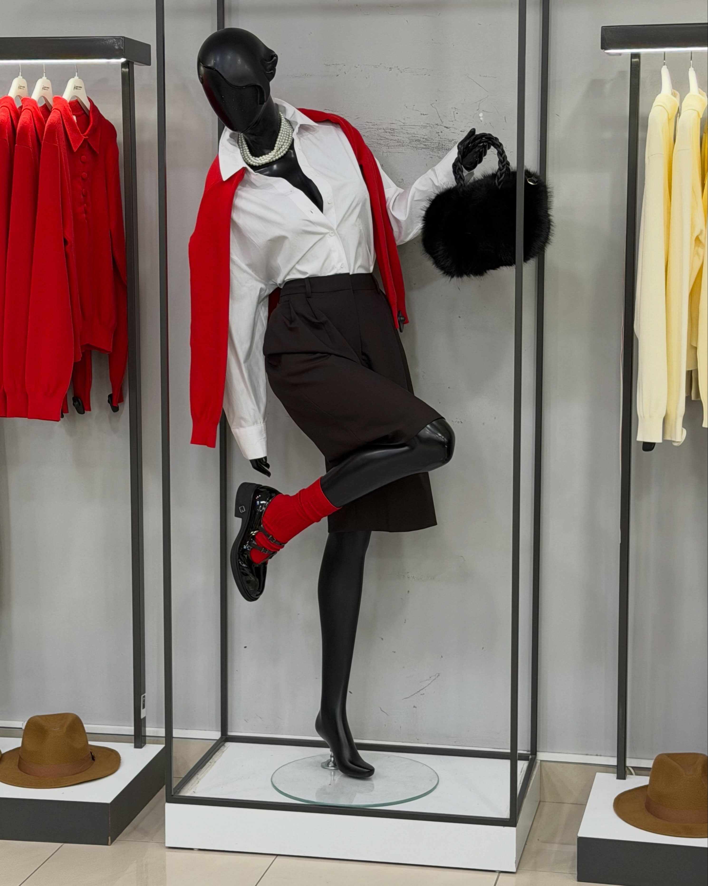 Këmishë e bardhë me pulovër të kuq dhe fund – Drini Fashion