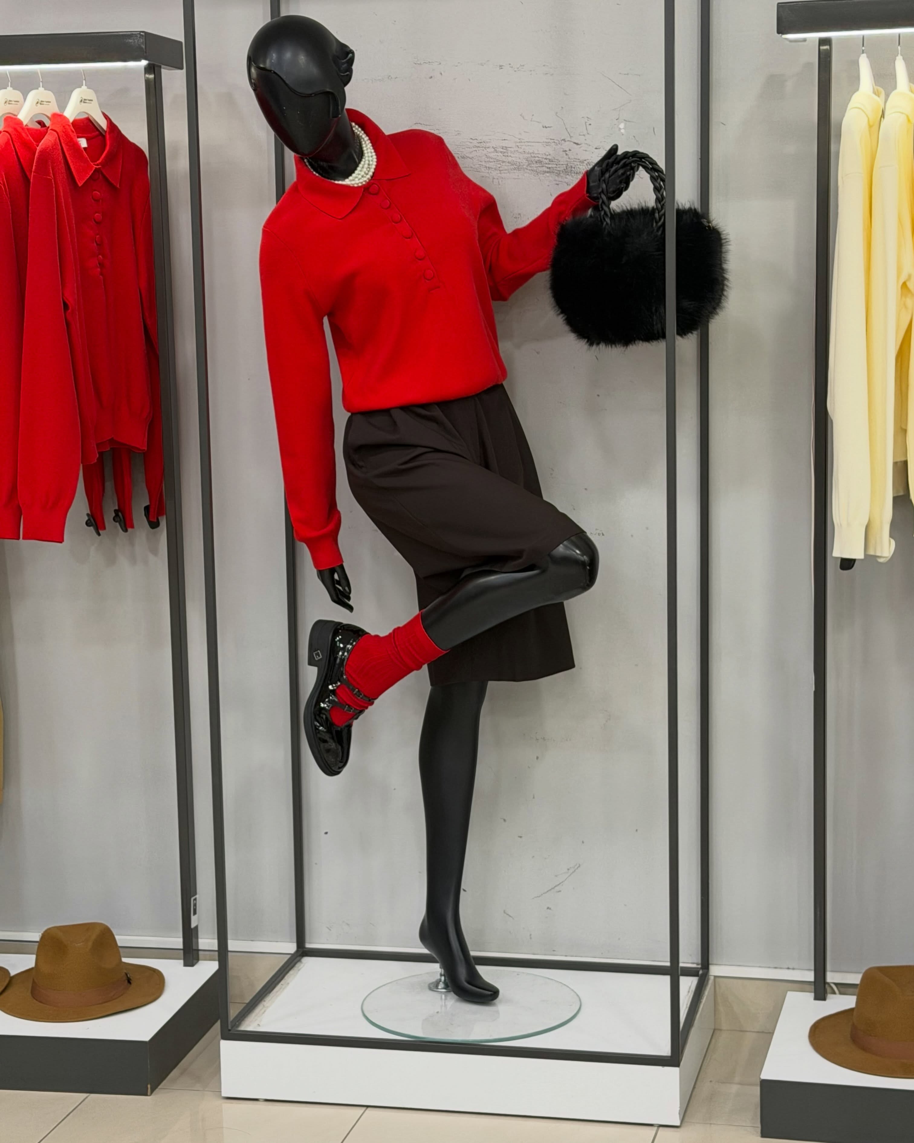 Këmishë e bardhë me pulovër të kuq dhe fund – Drini Fashion (2)