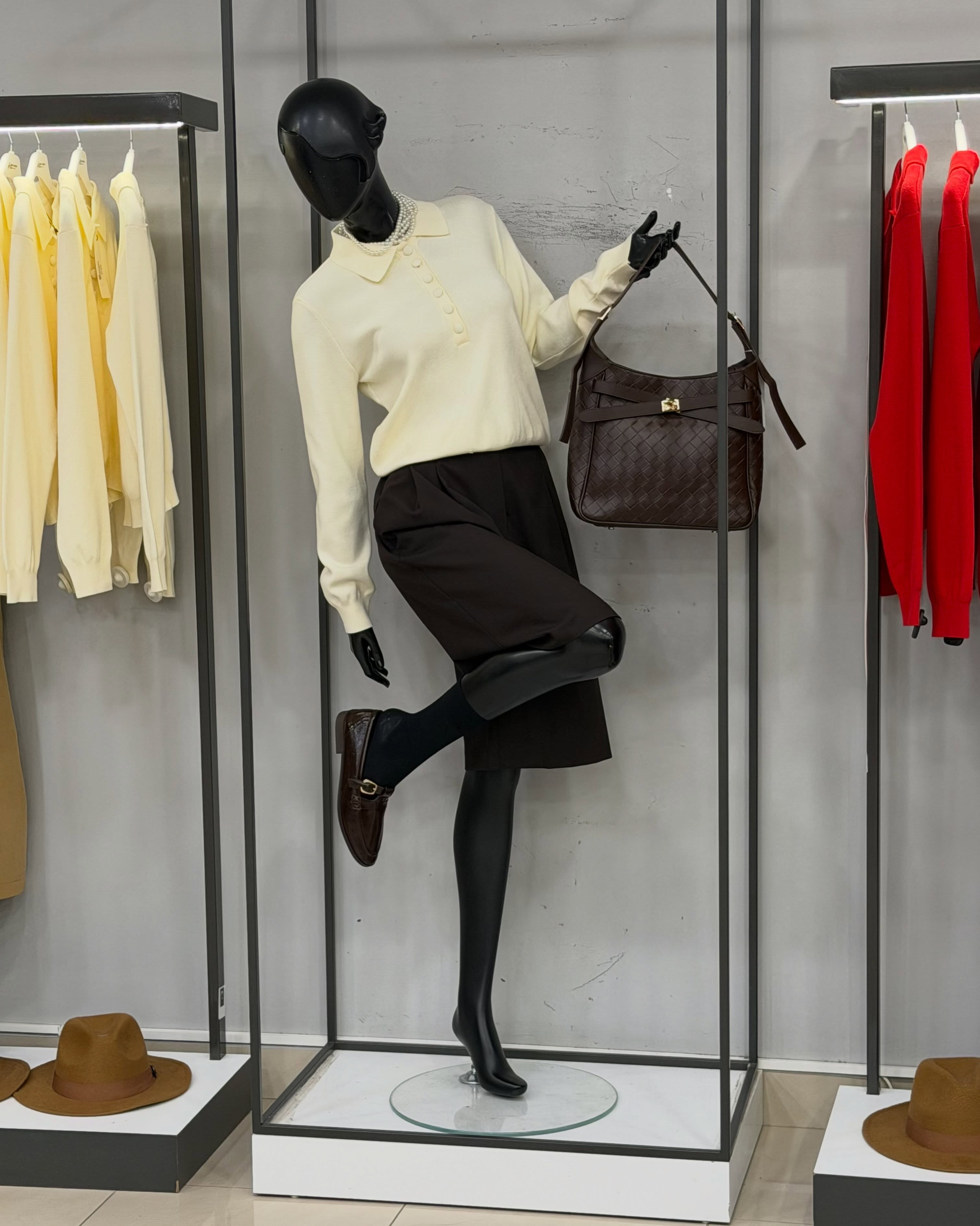 Këmishë e bardhë me pulovër të kuq dhe fund – Drini Fashion (3)