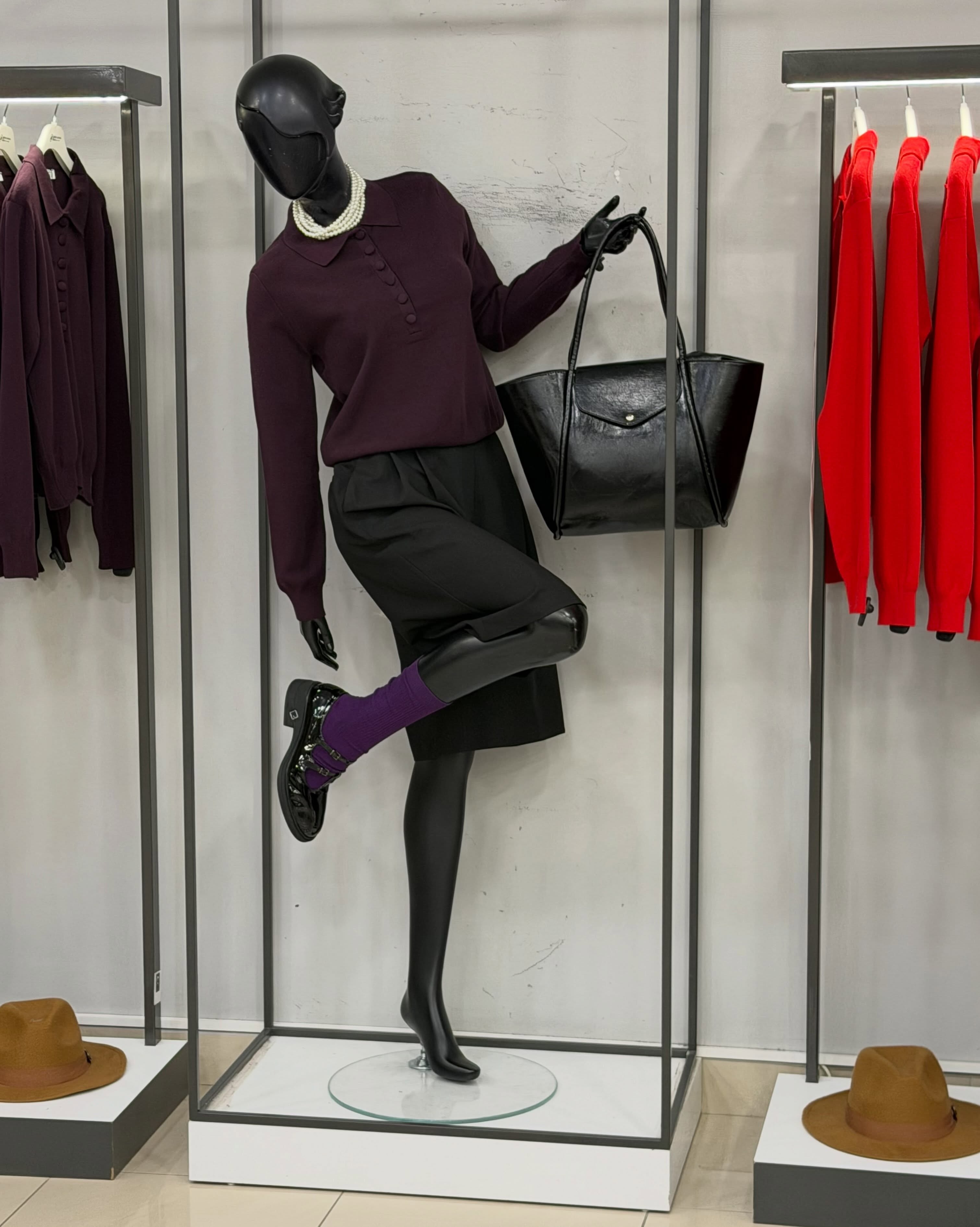 Këmishë e bardhë me pulovër të kuq dhe fund – Drini Fashion (4)