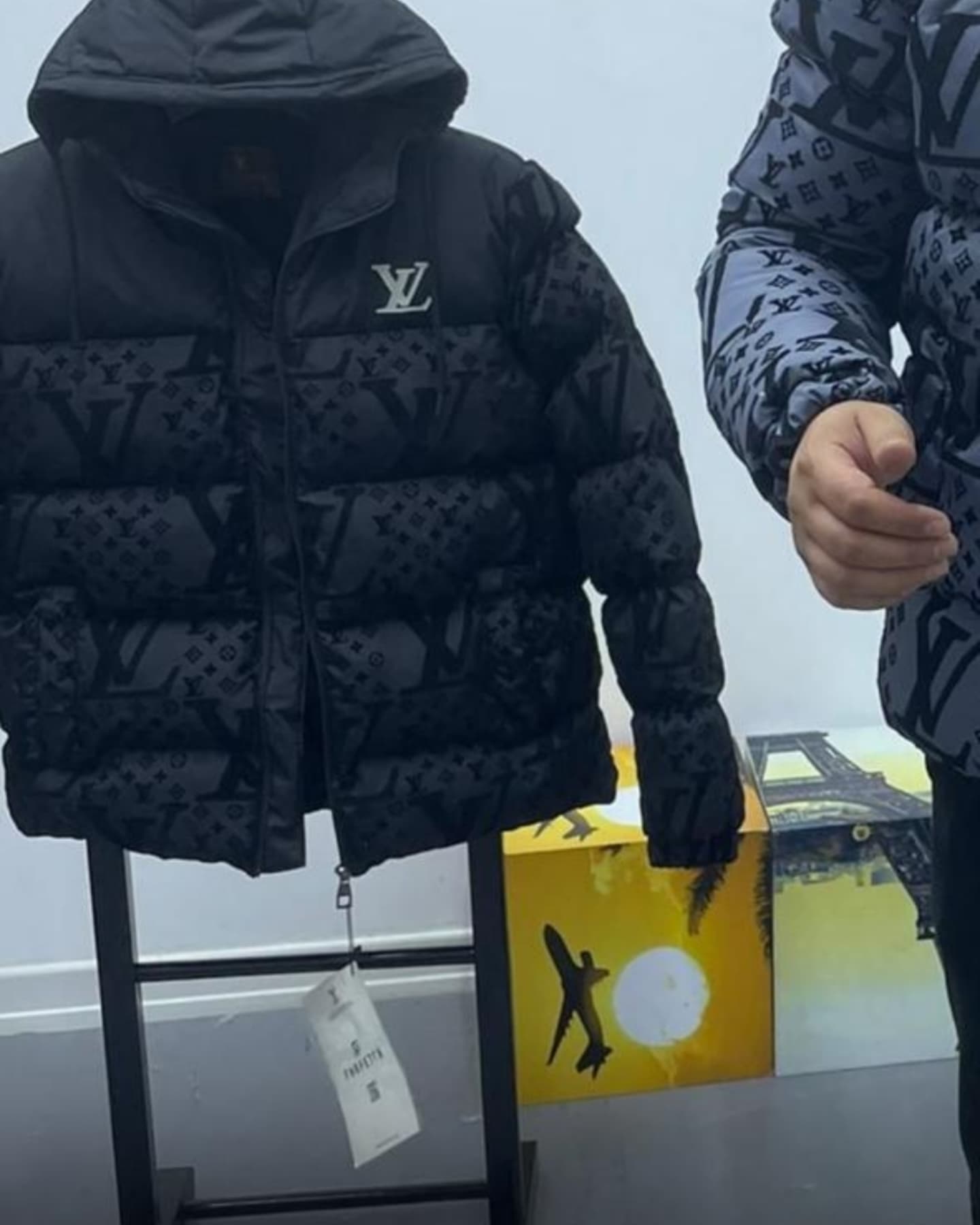 Xhaketë sherpa Calvin Klein bardh e zi – RROBA ATLETE PER MESHKUJ DHE FEMRA (3)