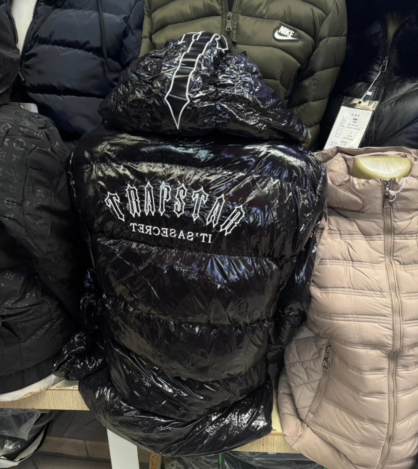 Xhaketë pufer e zezë me shkëlqim Trapstar – RROBA ATLETE PER MESHKUJ DHE FEMRA