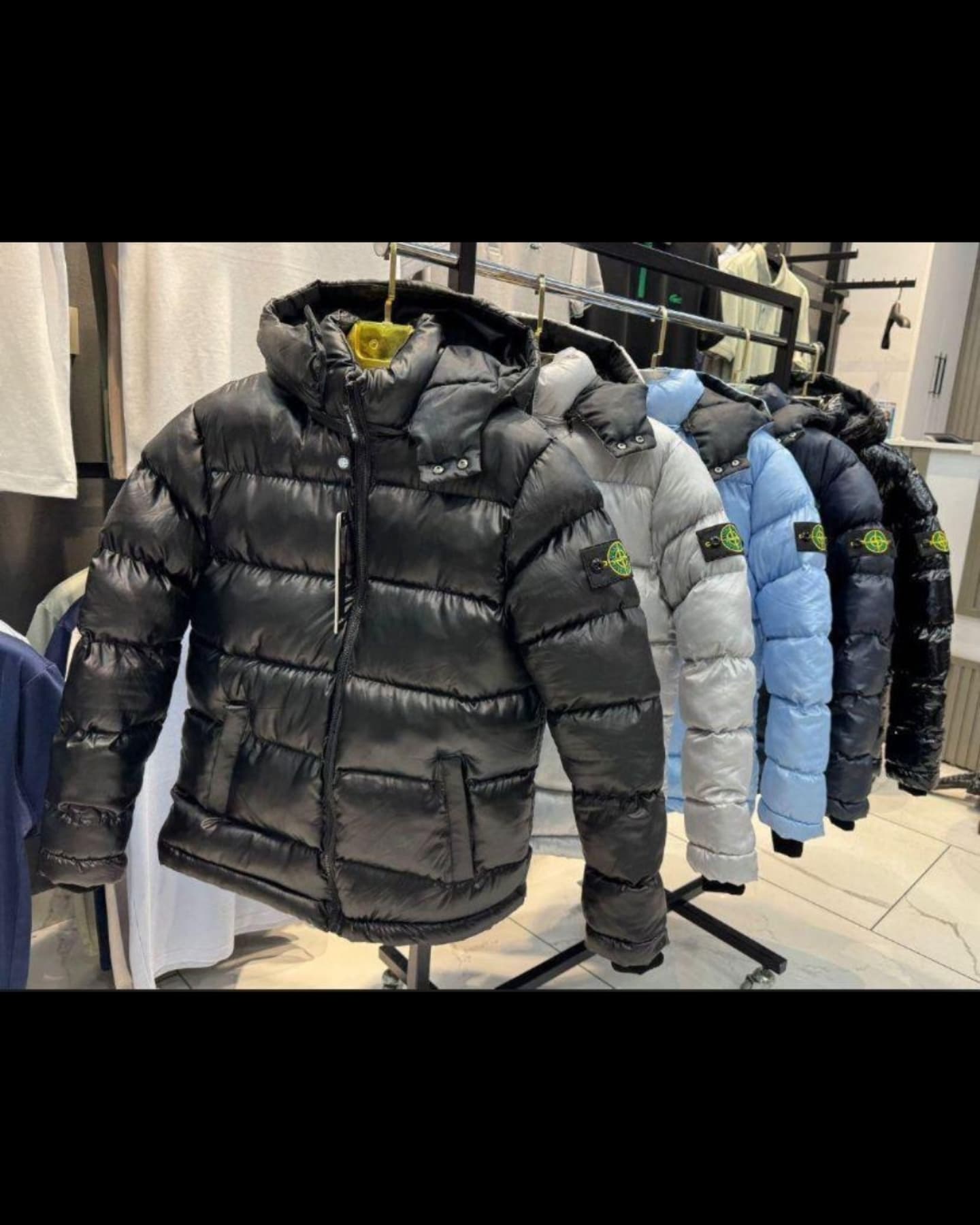 Xhaketë pufer blu Stone Island me kapuç – RROBA ATLETE PER MESHKUJ DHE FEMRA (2)