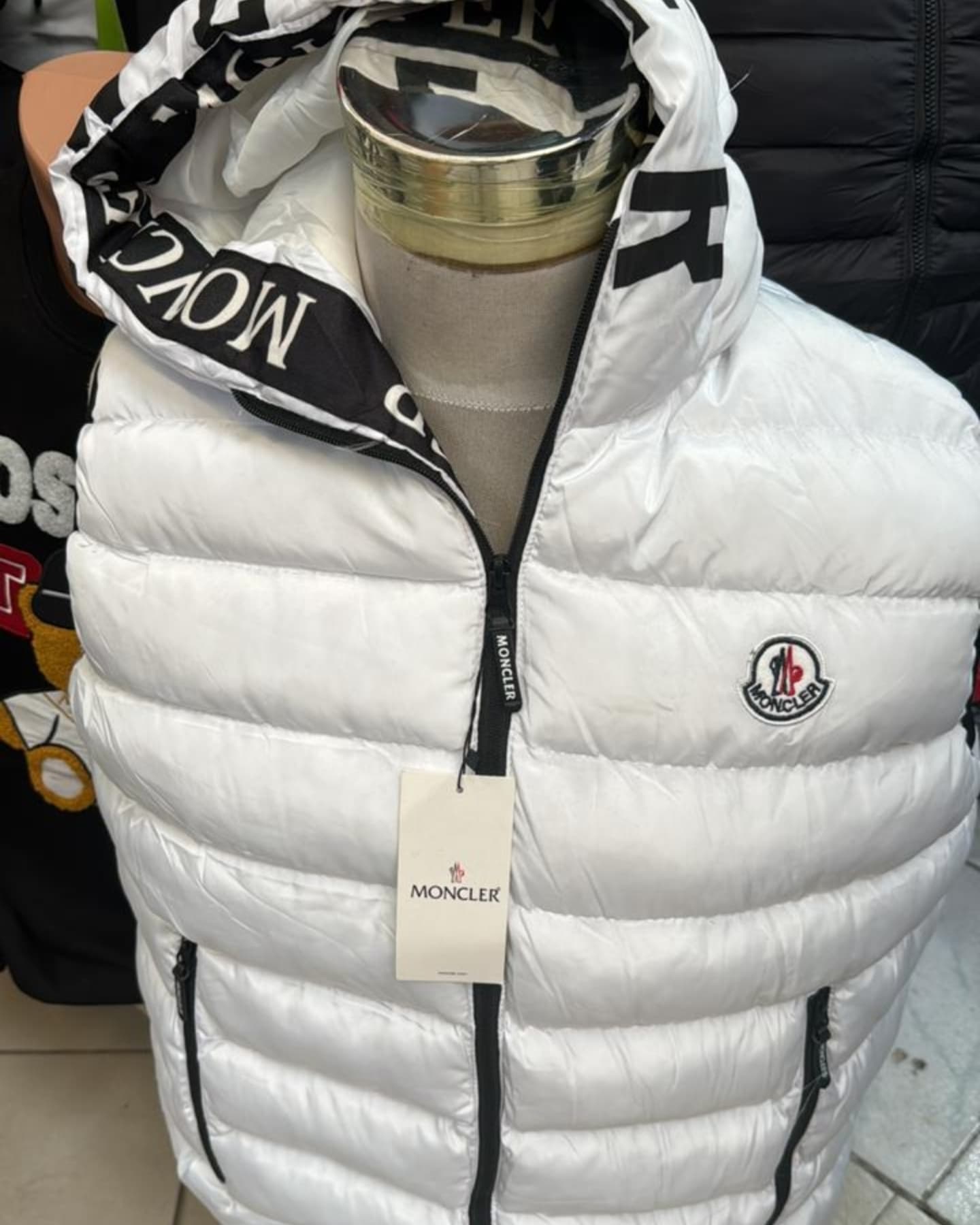 Xhaketë pufer e bardhë Moncler me kapuç – RROBA ATLETE PER MESHKUJ DHE FEMRA