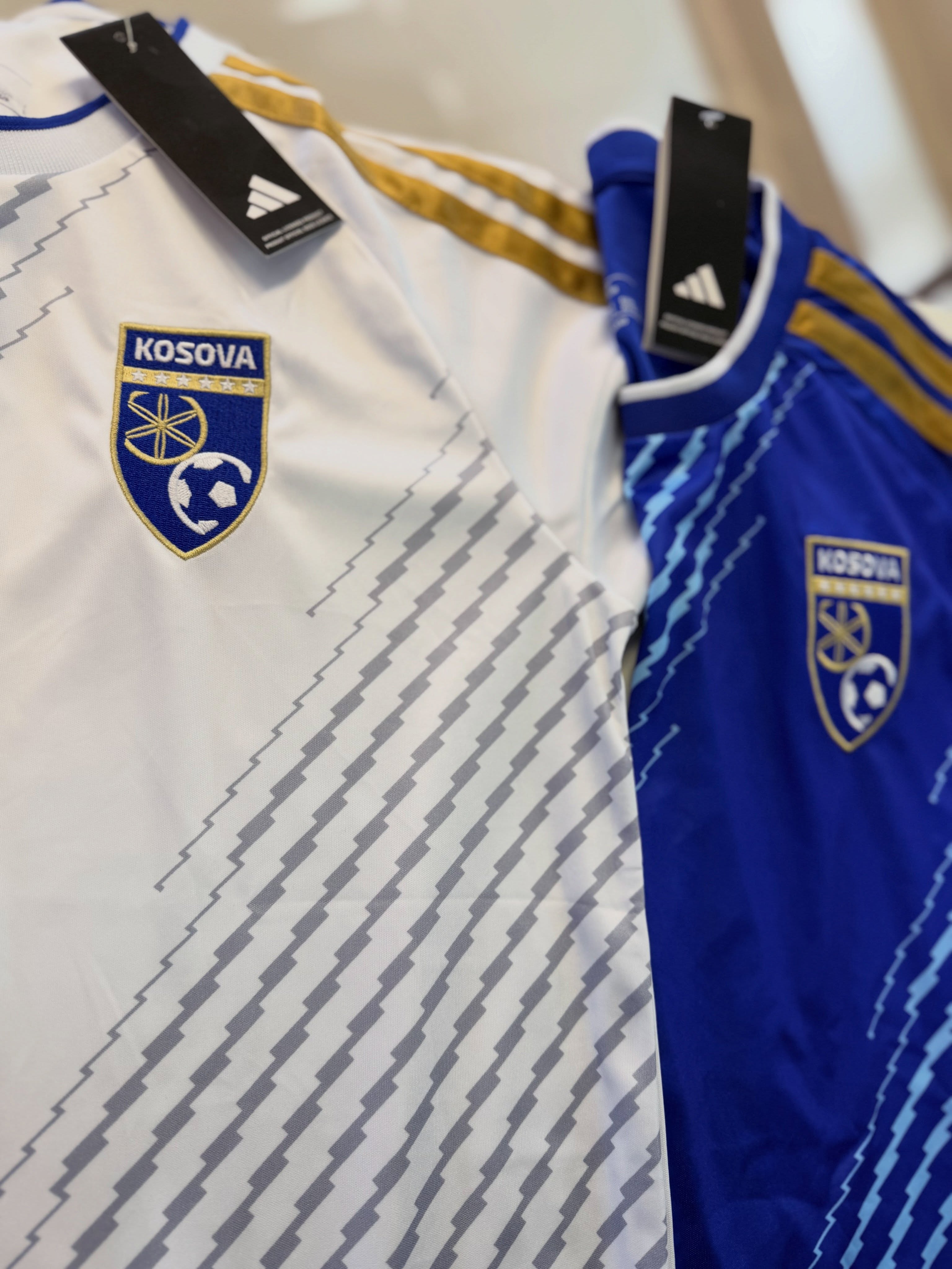 Fanella Adidas të Kosovës të bardhë dhe blu – DYQANI SPORTIV - GIVOVA KOSOVA