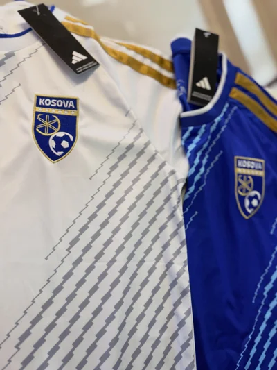 Fanella Adidas të Kosovës të bardhë dhe blu