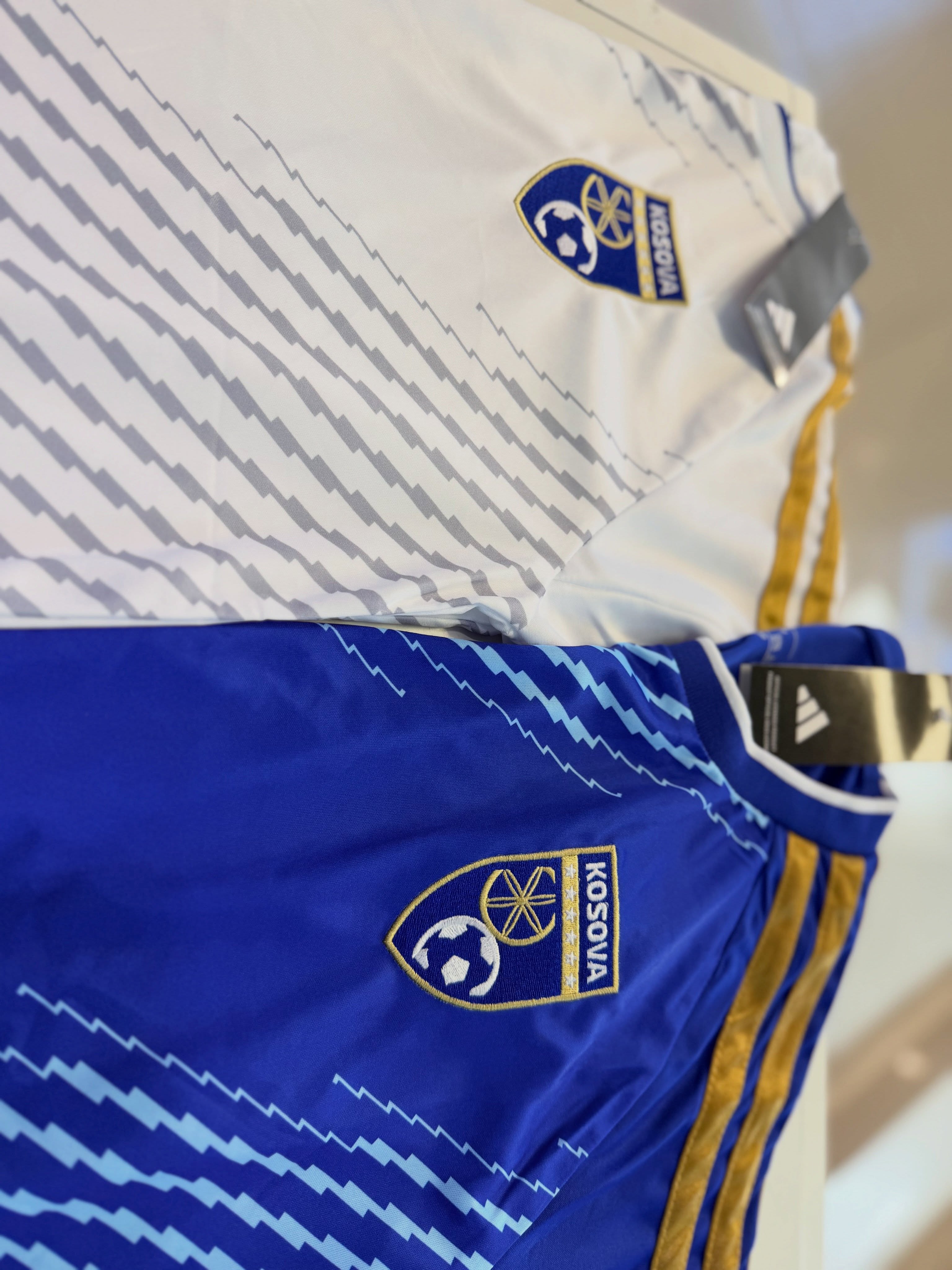 Fanella Adidas të Kosovës të bardhë dhe blu – DYQANI SPORTIV - GIVOVA KOSOVA (2)