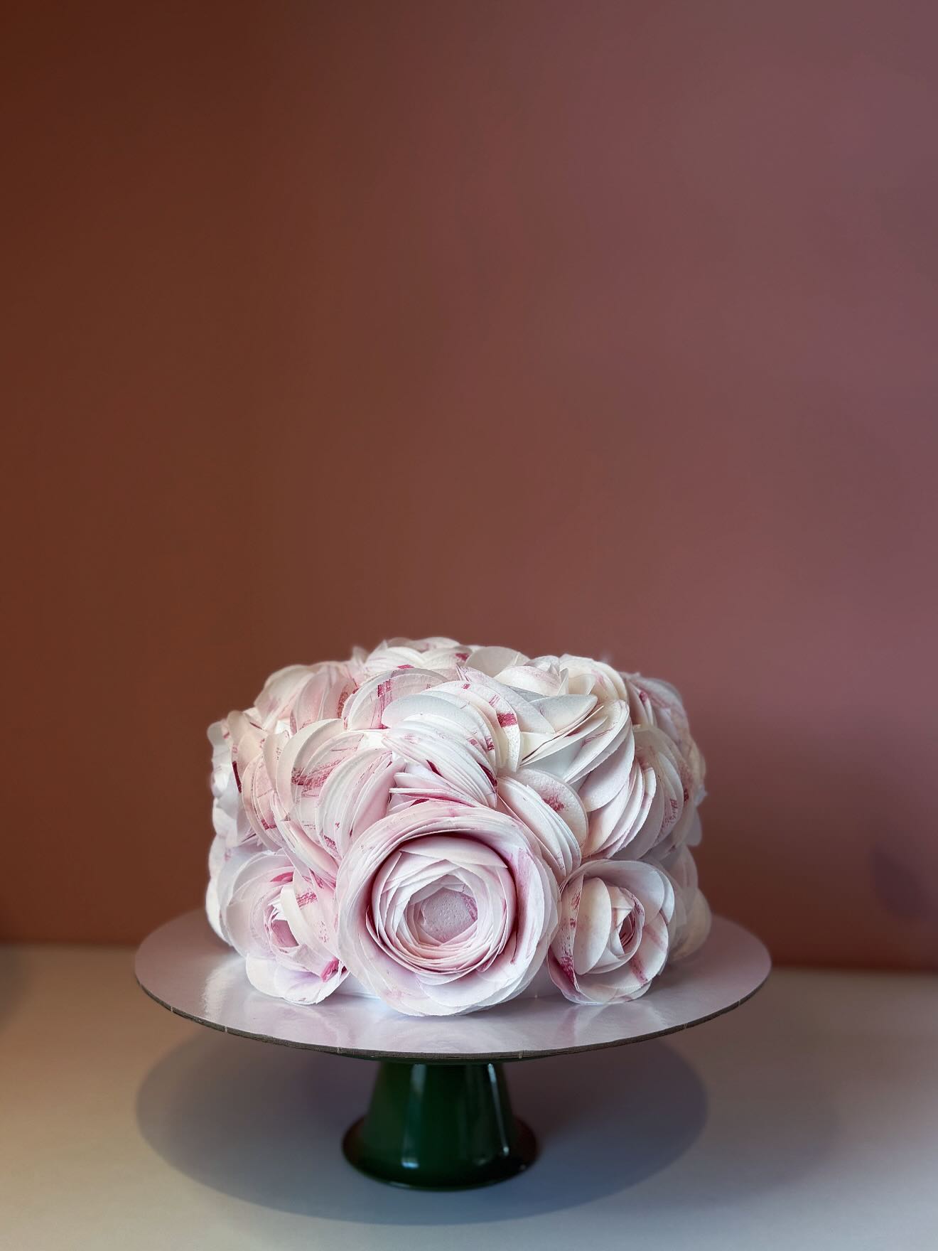 Tortë rozë me trëndafila kremi – Edona’s Cake House (2)