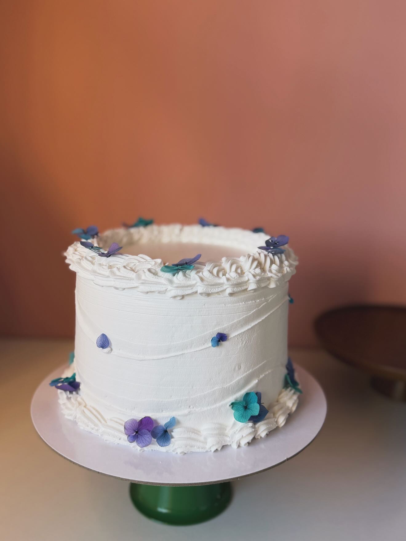 Tortë e bardhë me lule vjollcë – Edona’s Cake House