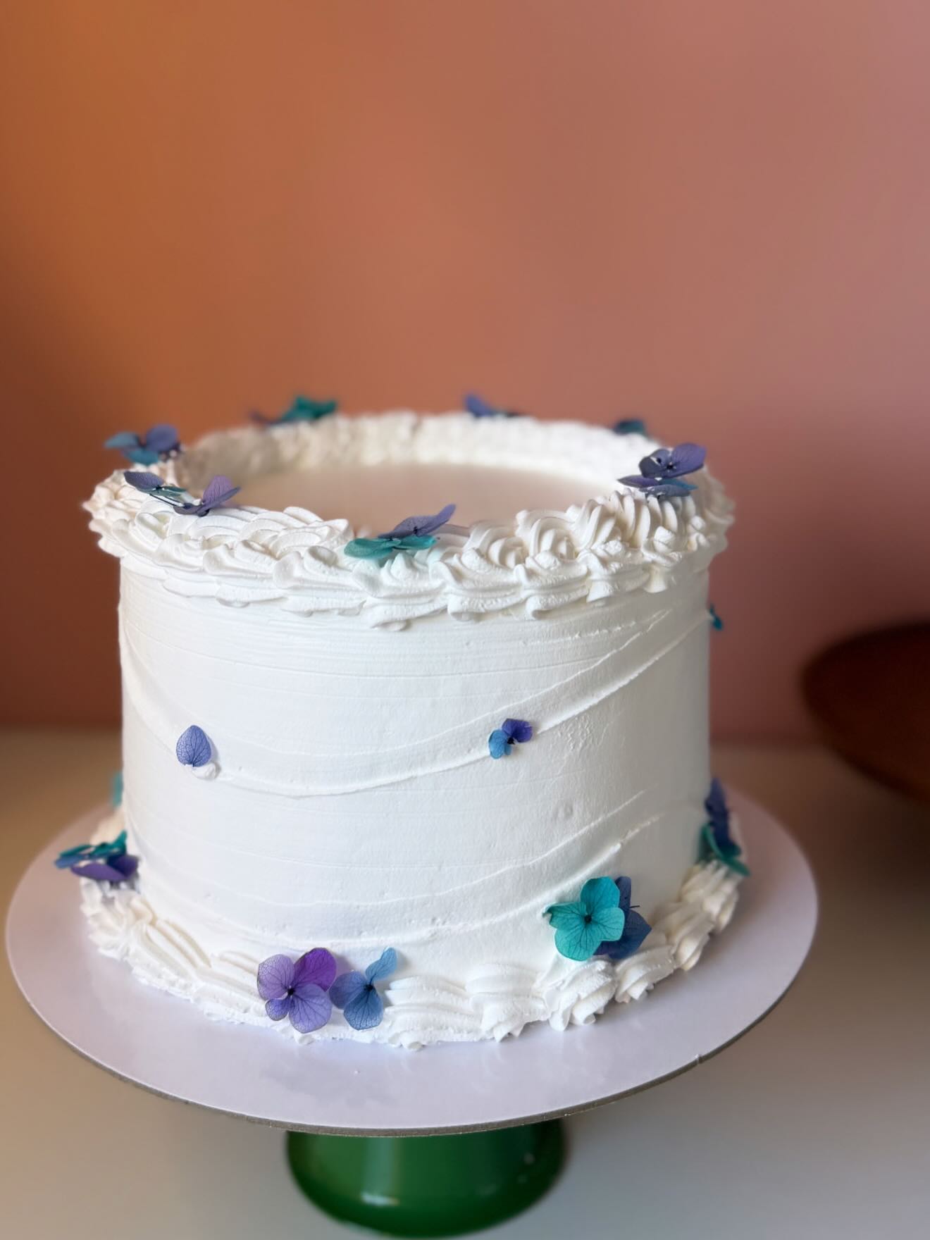 Tortë e bardhë me lule vjollcë – Edona’s Cake House (2)