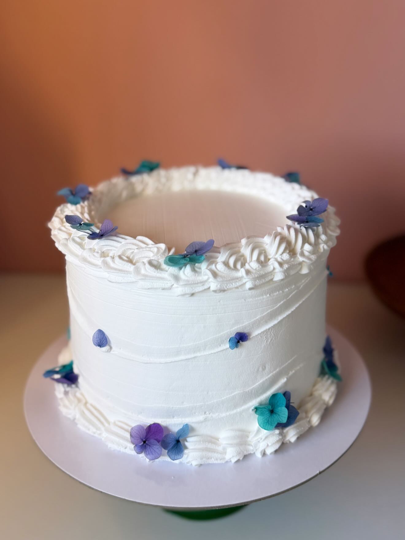 Tortë e bardhë me lule vjollcë – Edona’s Cake House (3)