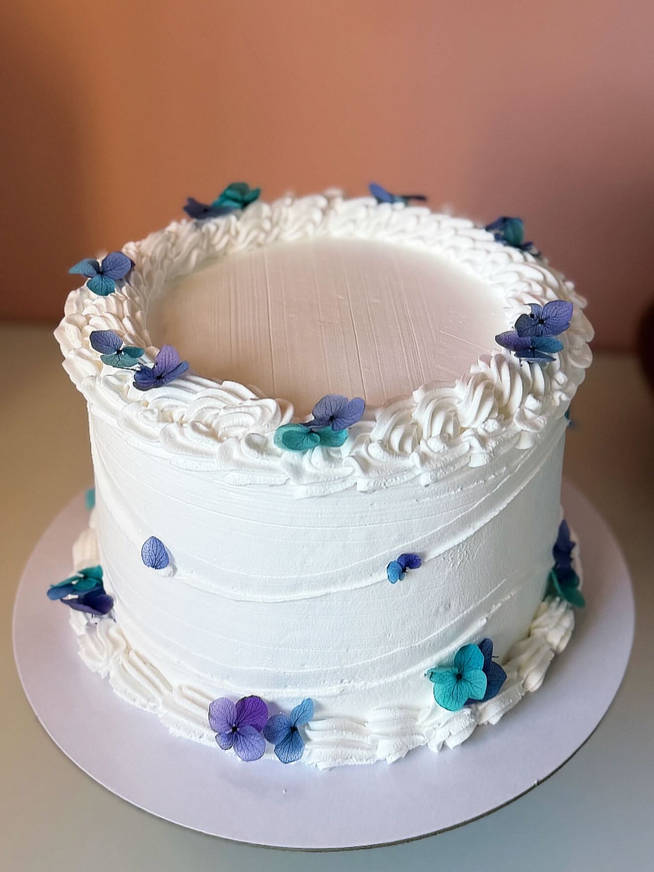 Tortë e bardhë me lule vjollcë – Edona’s Cake House (4)
