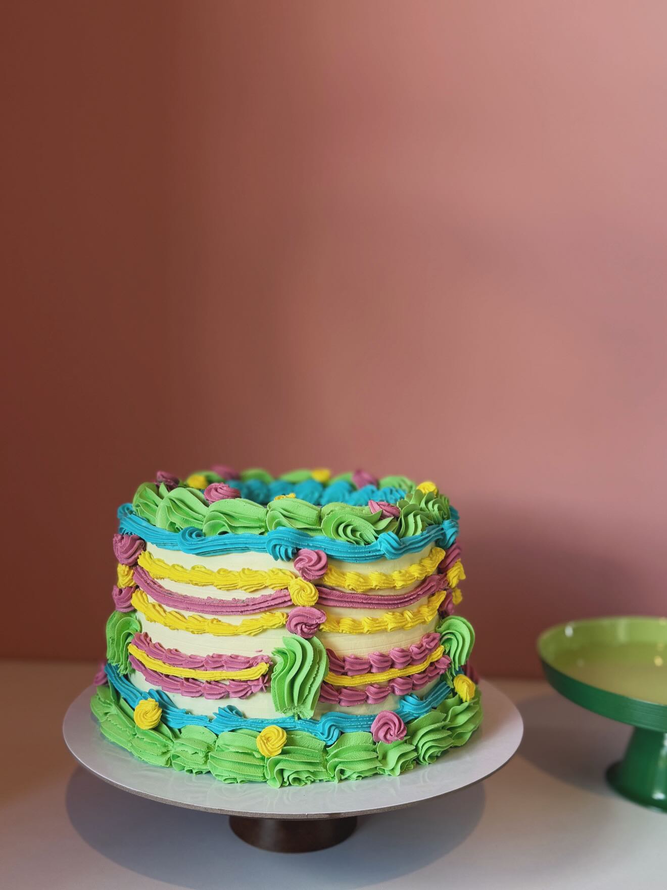 Tortë shumëngjyrëshe me krem – Edona’s Cake House