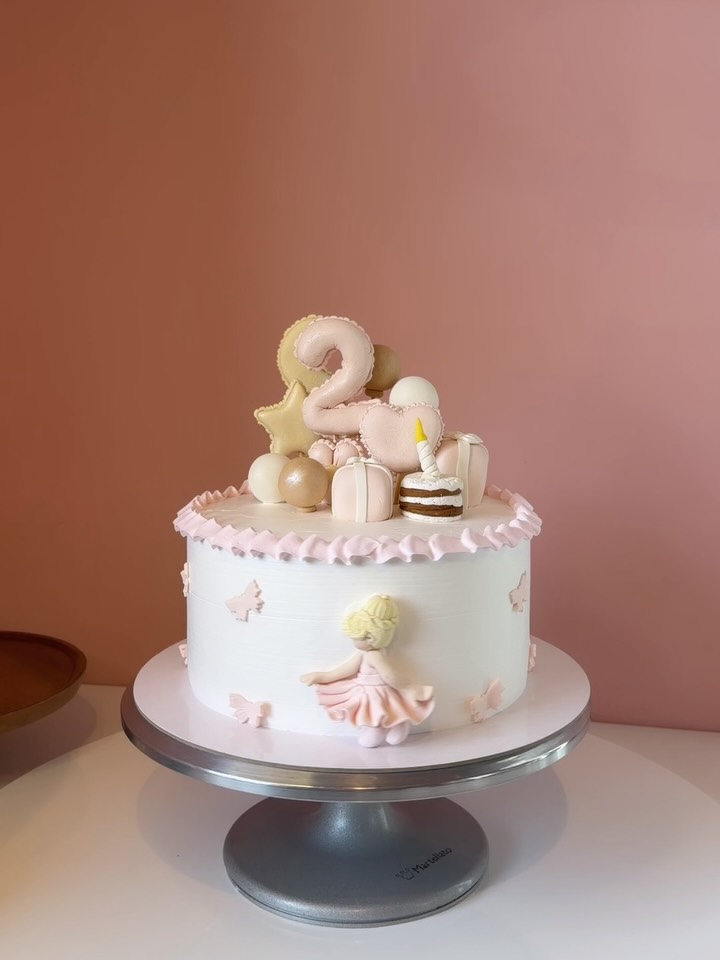 Tortë ditëlindjeje për vajza me balerinë – Edona’s Cake House