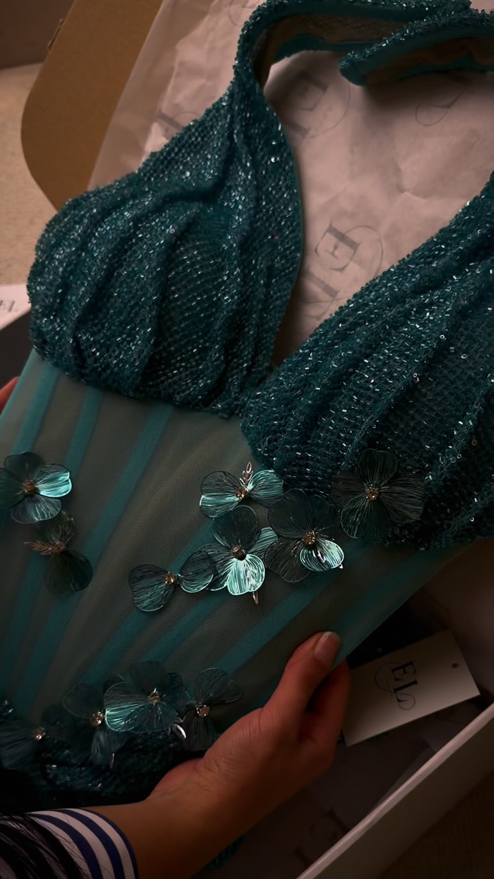 Fustan jeshil me shkëlqim dhe aplikime lulesh – EL Couture