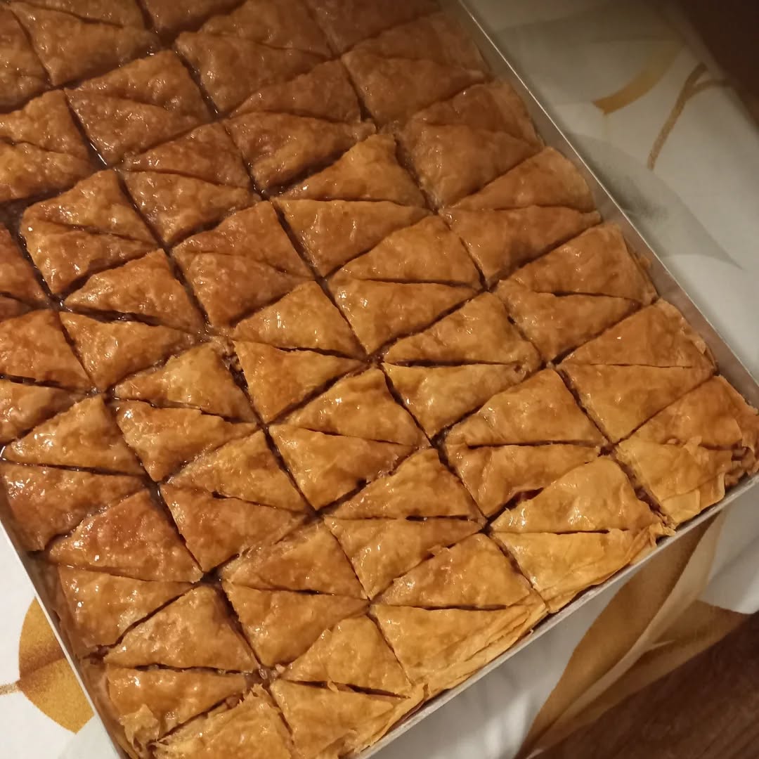 Bakllava në tepsi e madhe dhe e mesme – Amla Sweets ❤