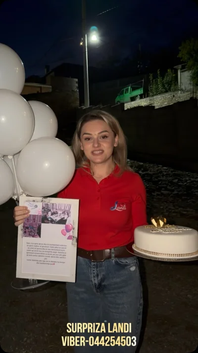 Tortë surprizë me balona dhe foto