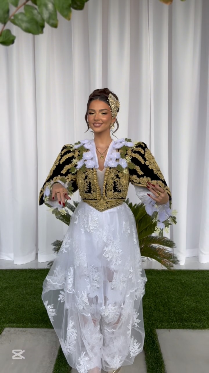 Veshje tradicionale nusërie e bardhë me jelek ari – Sallon Nuserie "EMEL"