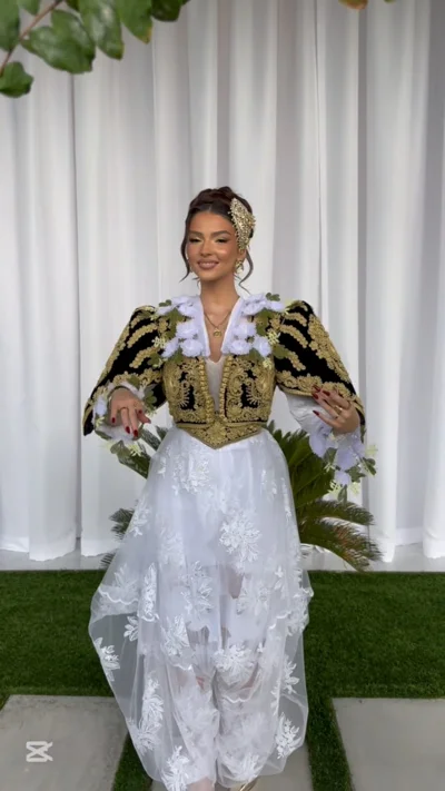 Veshje tradicionale nusërie e bardhë me jelek ari