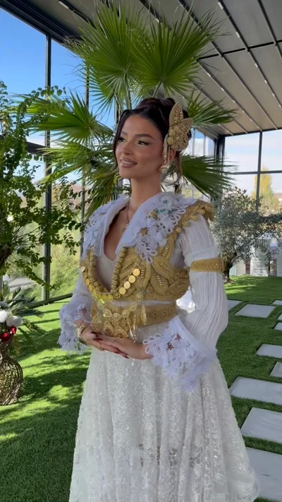 Veshje tradicionale e bardhë me jelek ari