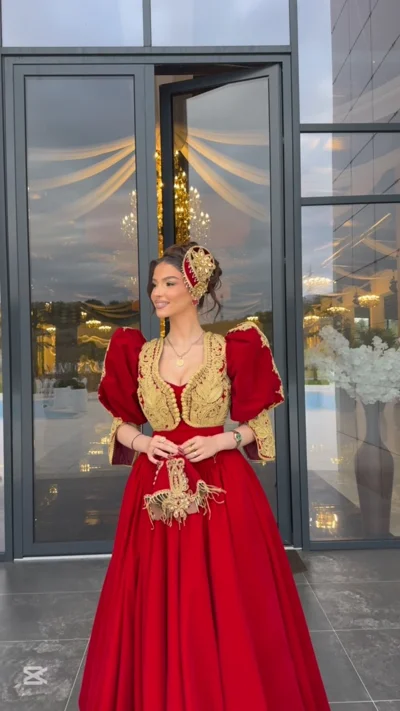 Fustan tradicional i kuq me jelek ari