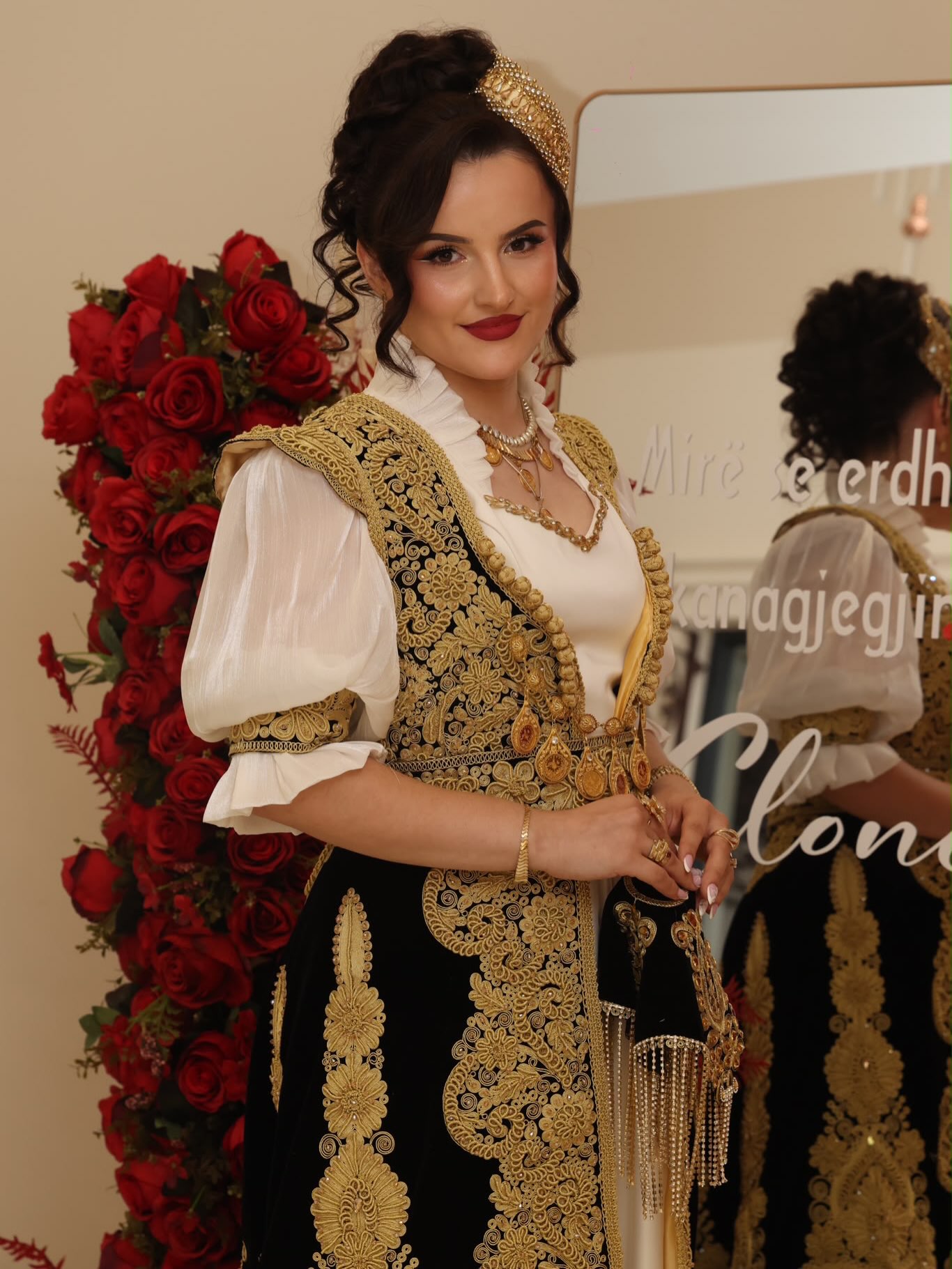 Veshje tradicionale nusërie e zezë dhe ari – Sallon Nuserie "EMEL" (2)