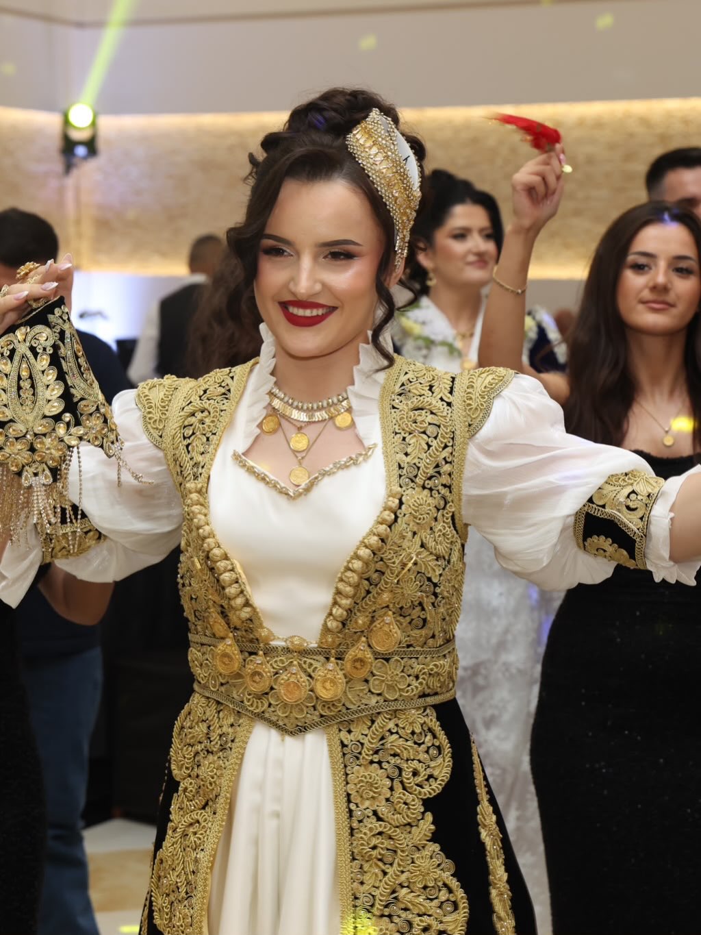 Veshje tradicionale nusërie e zezë dhe ari – Sallon Nuserie "EMEL" (3)