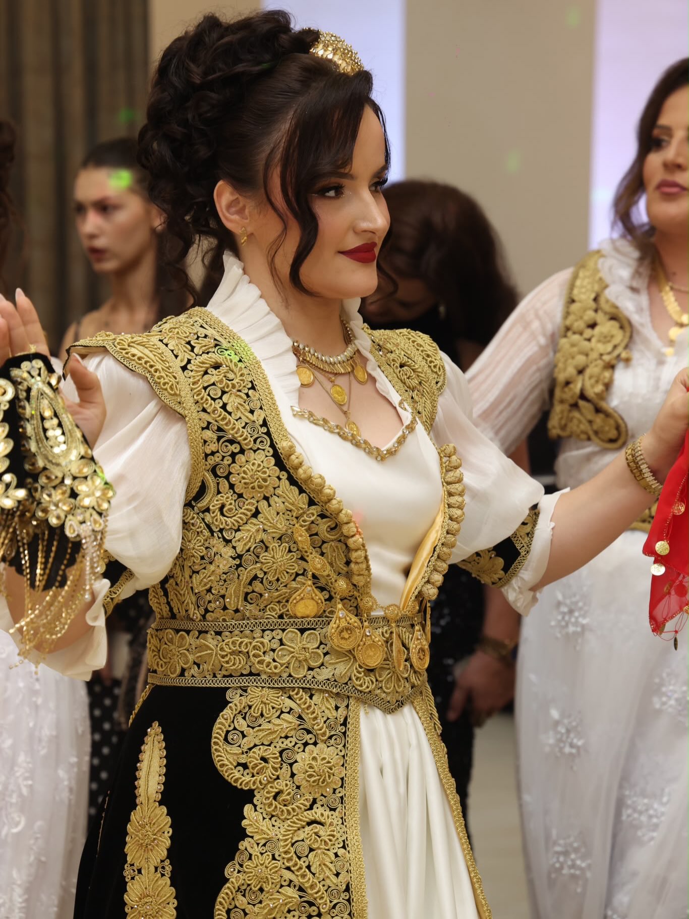 Veshje tradicionale nusërie e zezë dhe ari – Sallon Nuserie "EMEL" (4)