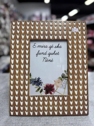 Kornizë me mbishkrim për 7 dhe 8 Mars
