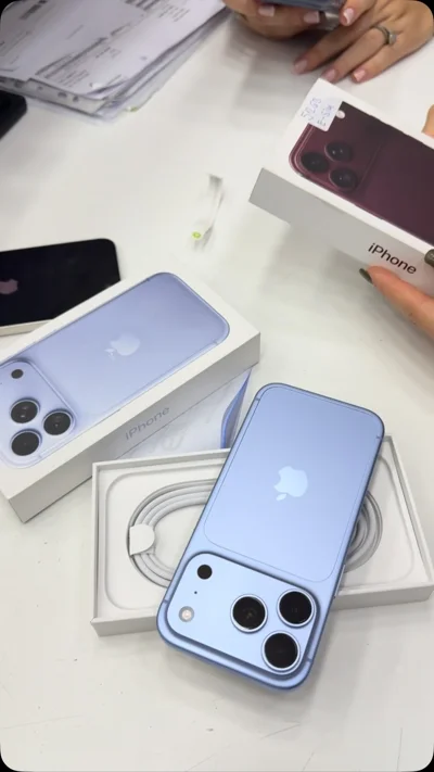 iPhone Pro blu i çelët i ri në kuti