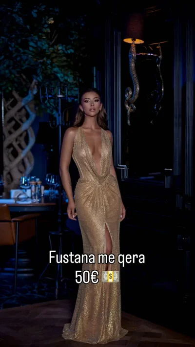 Fustan ari me shkëlqim dhe dekolte të thellë
