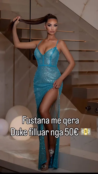Fustan blu i çelur me shkëlqim dhe çarje