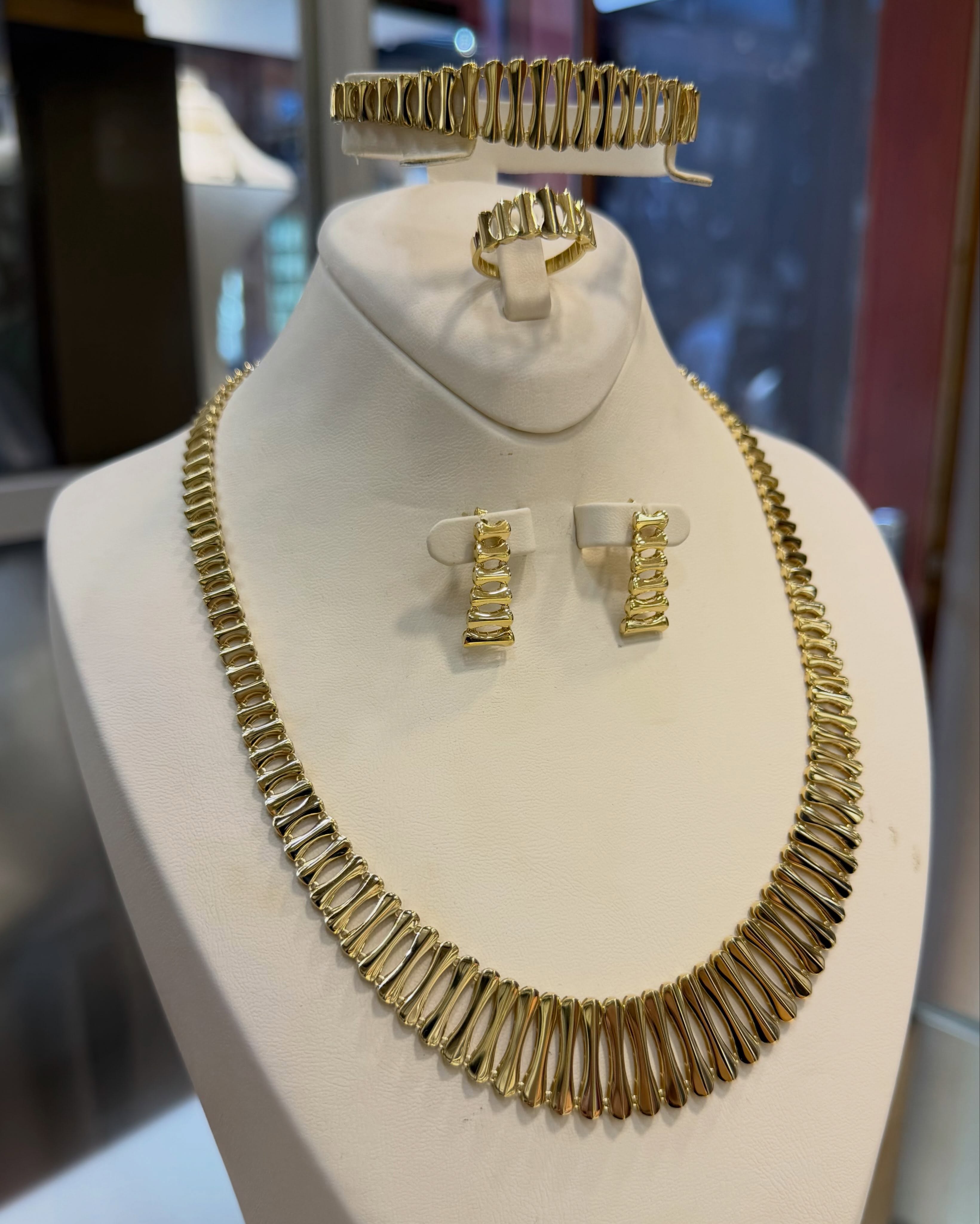 Komplet ari 14 karat me gjerdan, vathë e byzylyk – ARGJENDARIA EUROGOLD