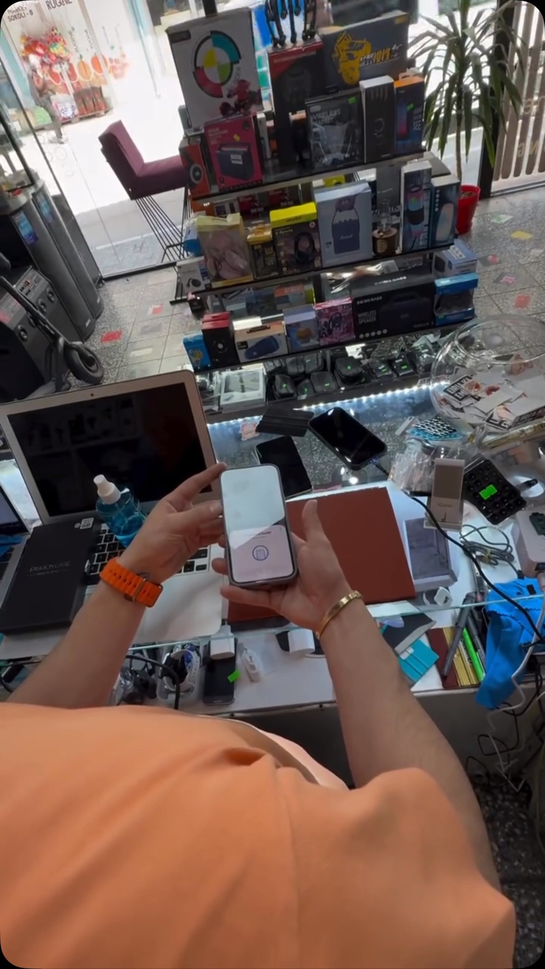 Telefona dhe aksesorë në dyqan – F-Mobile