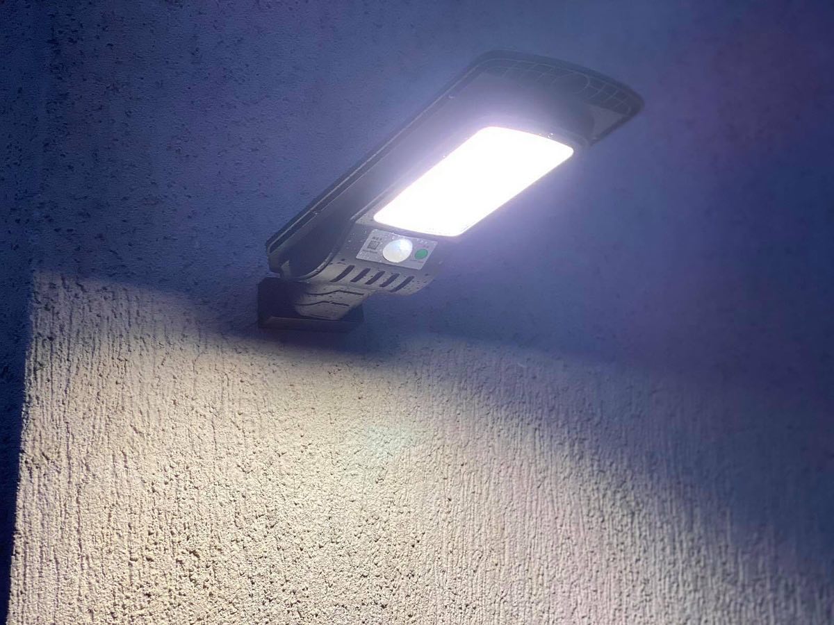 Reflektor solar LED për rrugë me sensor – Online Store Falkoi Express 🦅