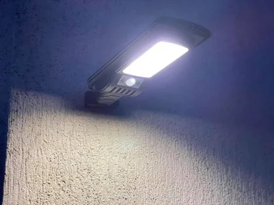 Reflektor solar LED për rrugë me sensor