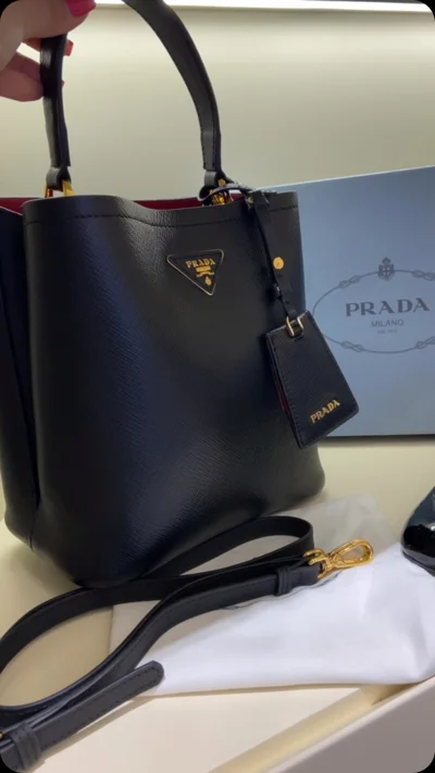 Çantë dore Prada e zezë