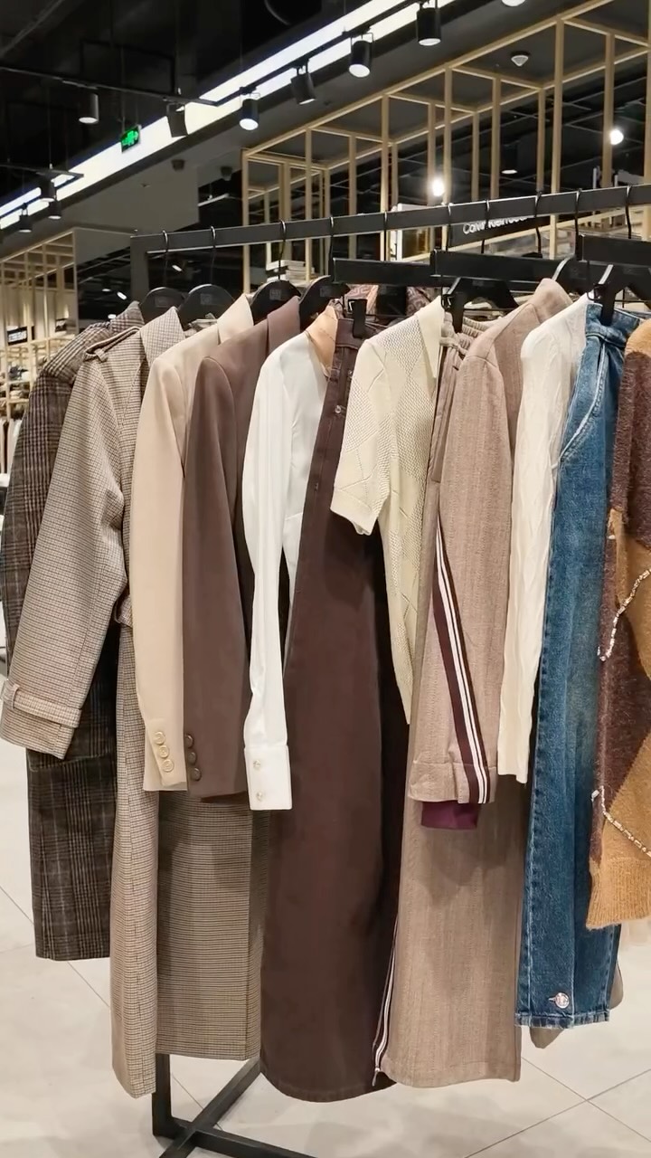 Pallto dhe këmisha vjeshte në nuanca të ngrohta – Fashion&Friends Kosovo