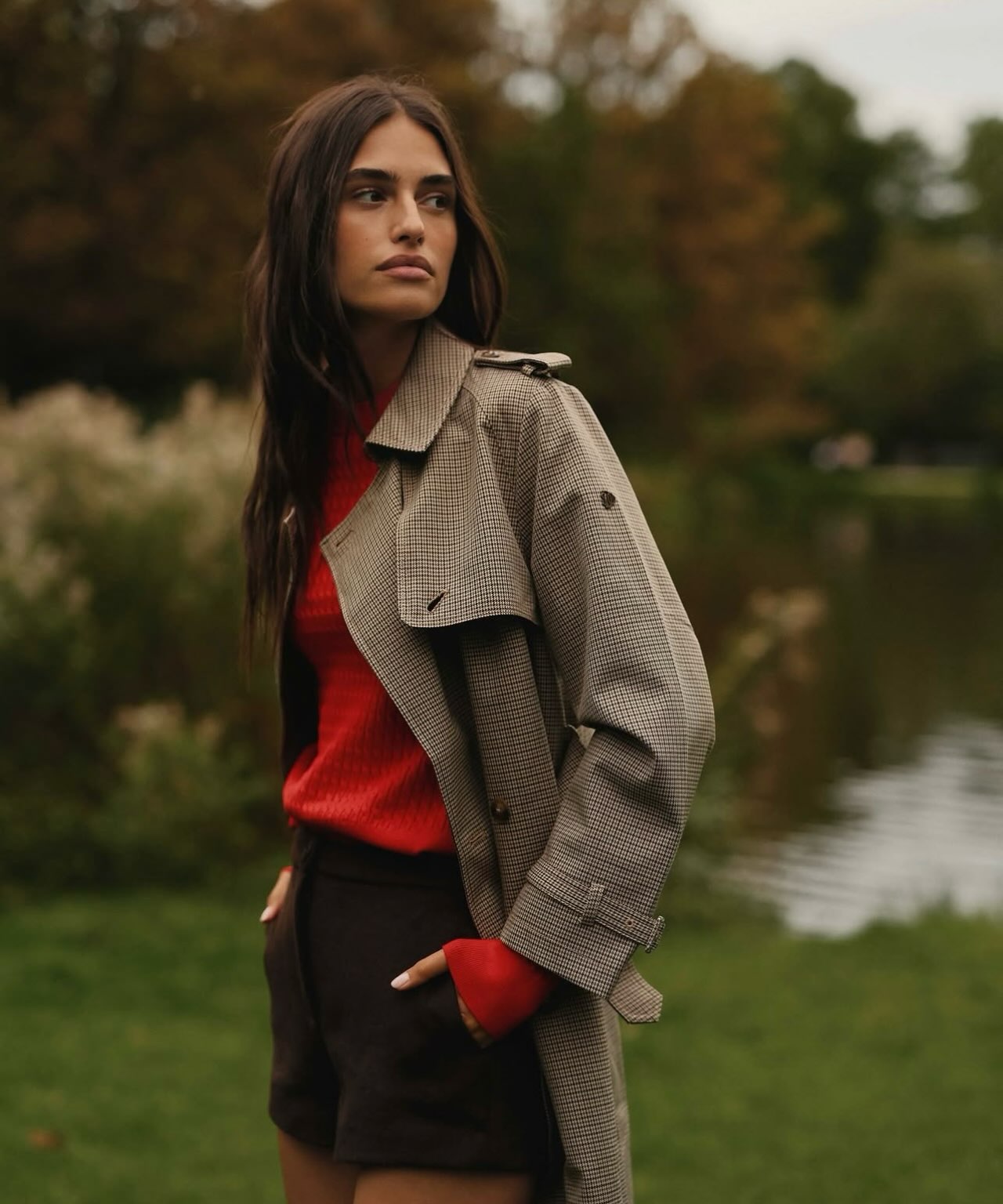 Pallto me kuadrate me pulovër të kuq – Fashion&Friends Kosovo