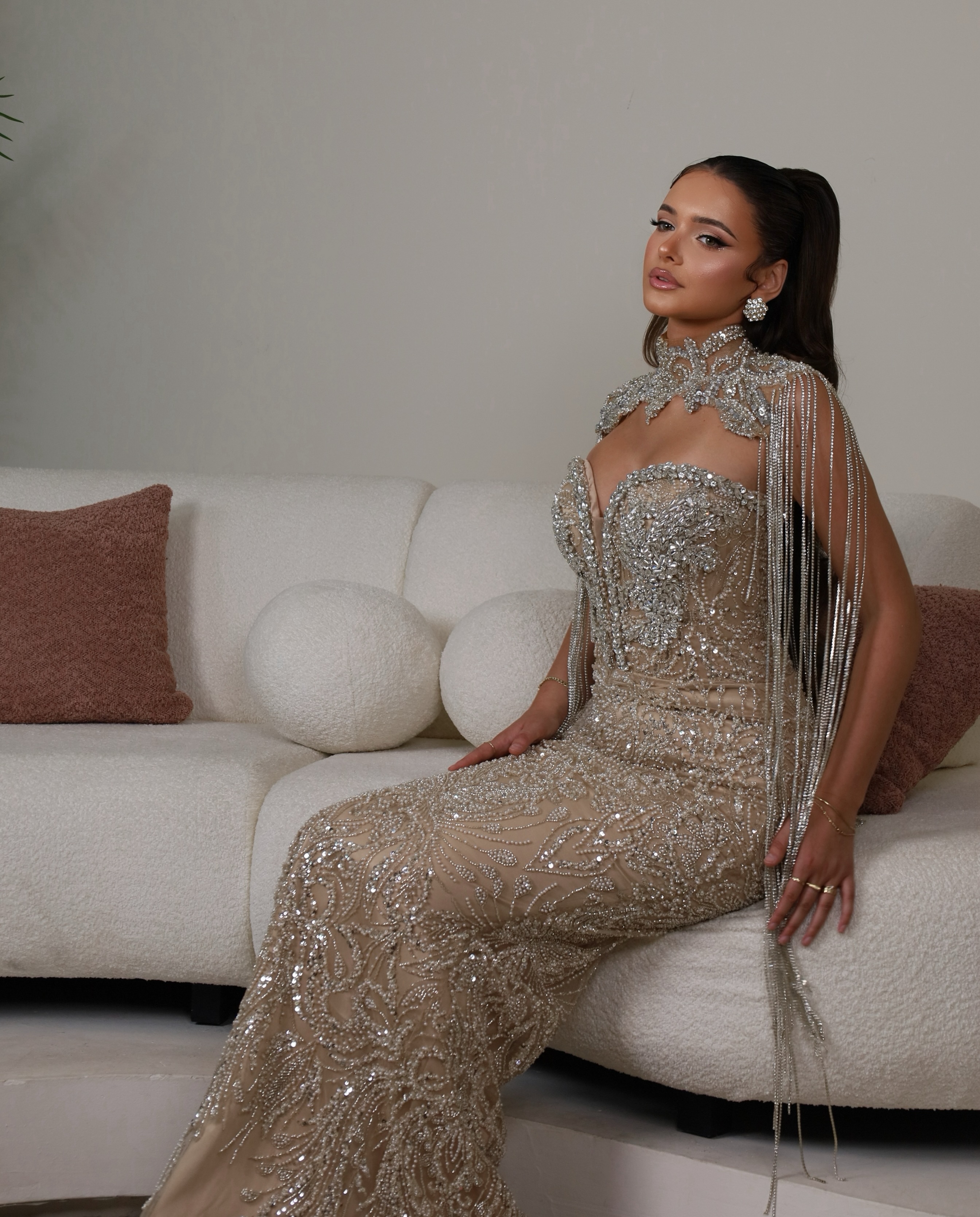 Fustan bezh me rripa të hollë dhe gurë argjendi – Fustana me qera Flavja Dresses (3)