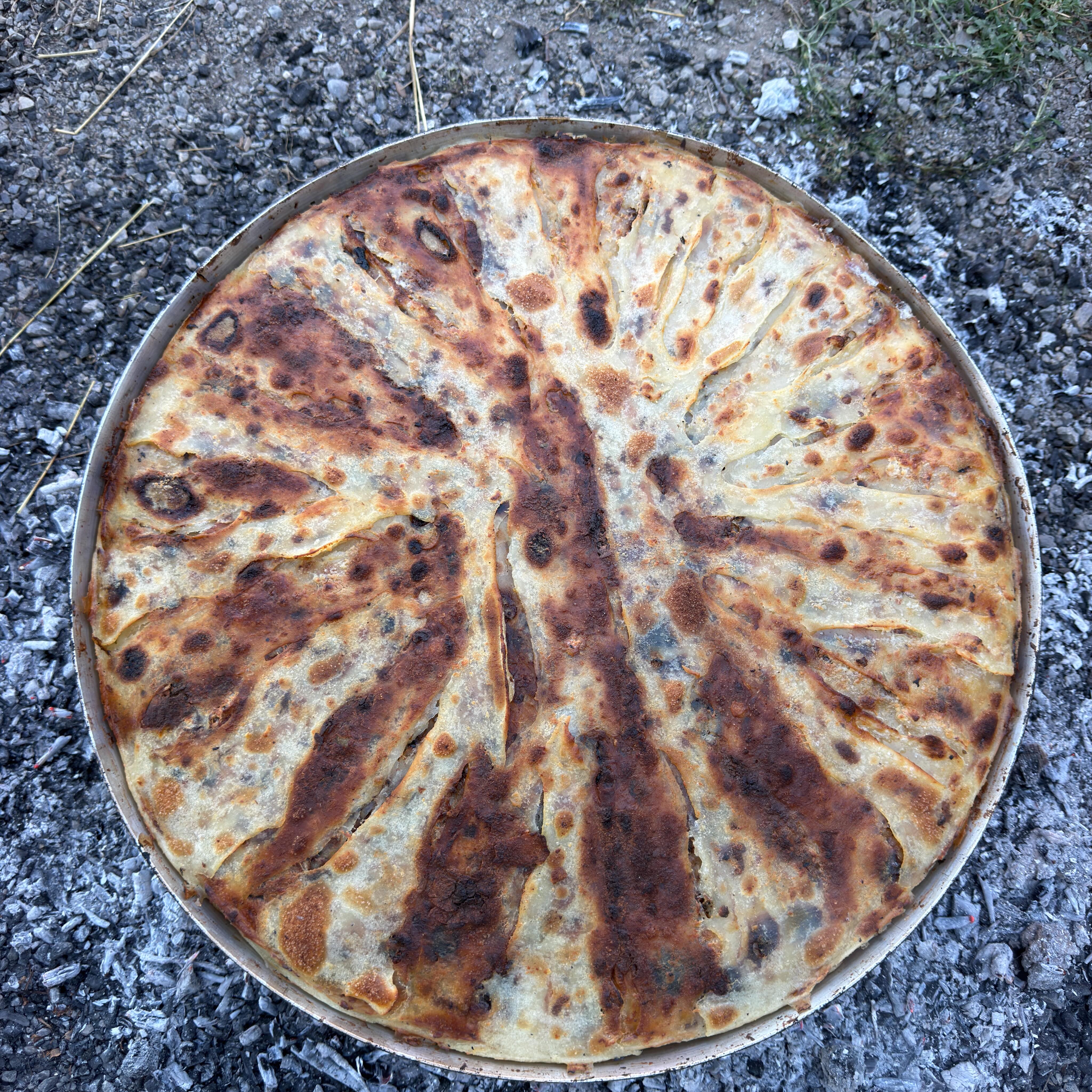 Flija e pjekur në prush në Pejë – Flija me porosi Peje 🍽️.