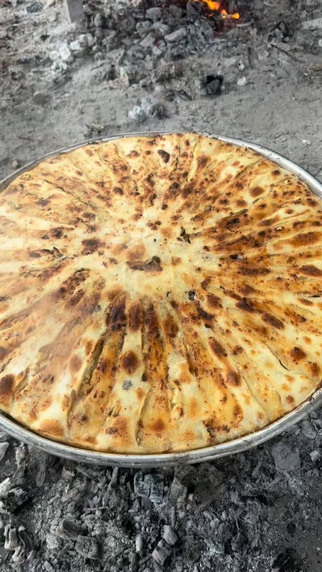 Flija tradicionale e pjekur me saç – Flija me porosi Peje 🍽️.