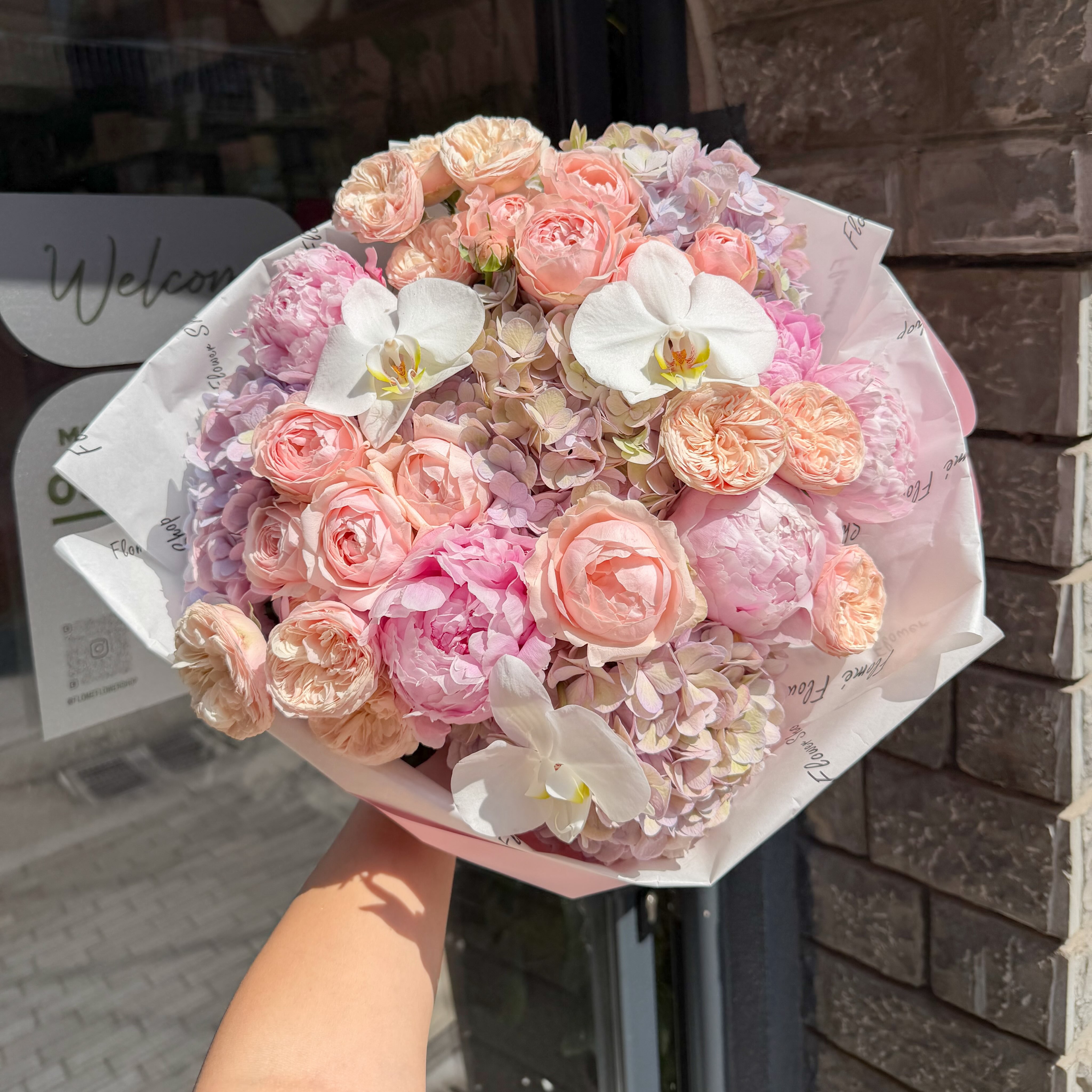 Buqetë pastel me trëndafila dhe orkide – Flomé