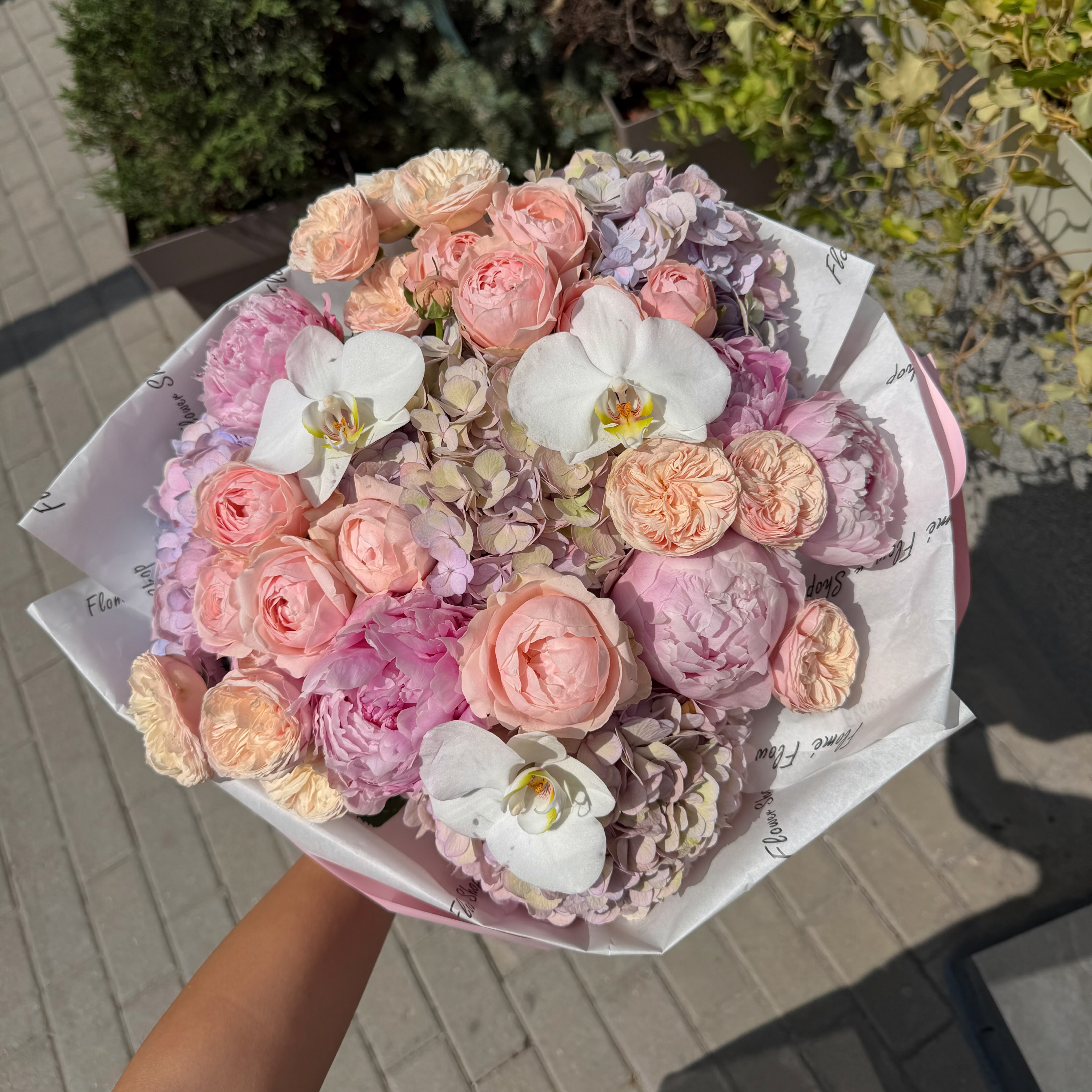 Buqetë pastel me trëndafila dhe orkide – Flomé (2)