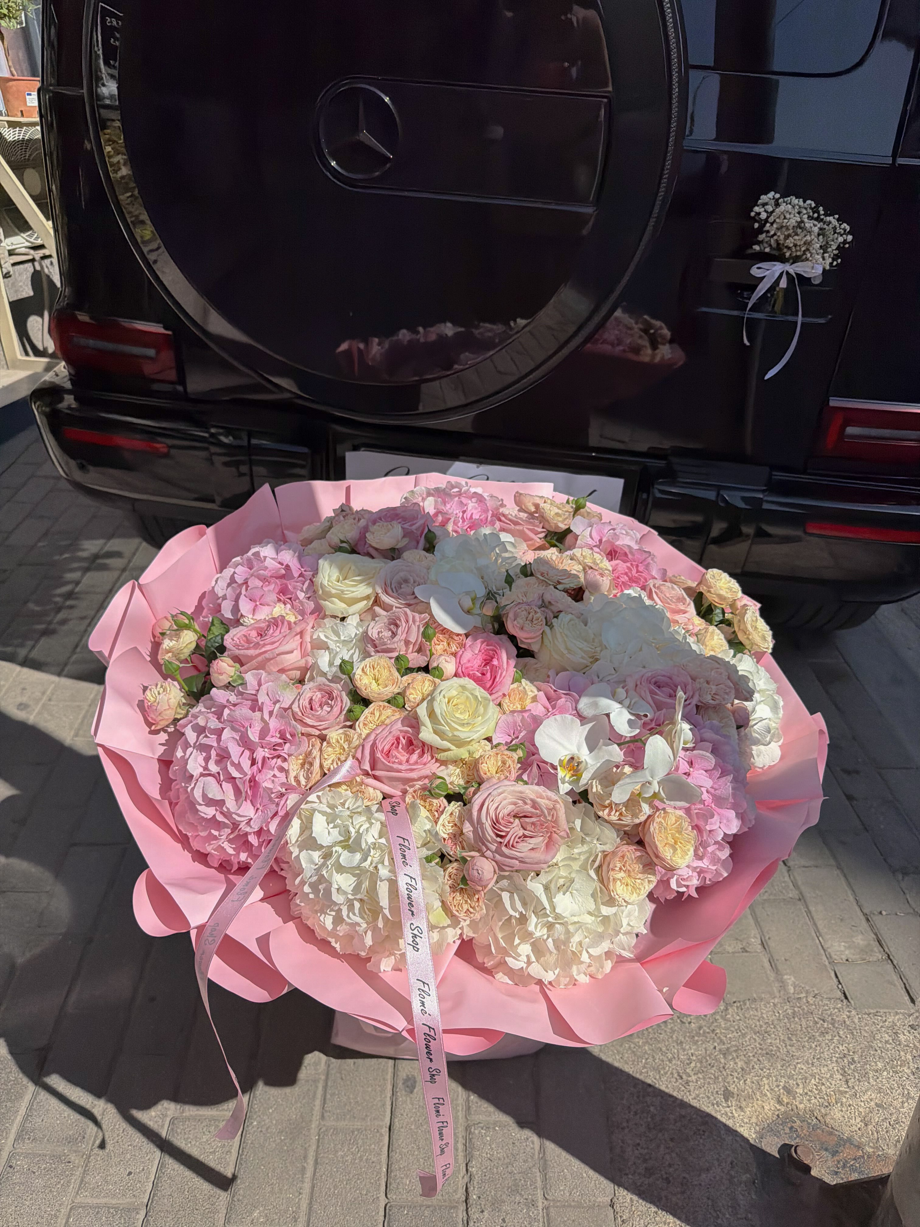 Buqetë gjigante me lule rozë dhe të bardha – Flomé