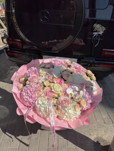 Buqetë gjigante me lule rozë dhe të bardha