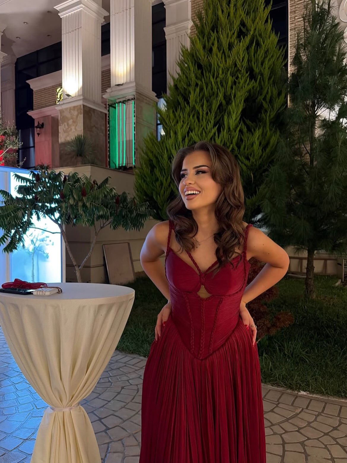 Fustan bordo me korse dhe rripa të kryqëzuar – Floretë Berisha (4)